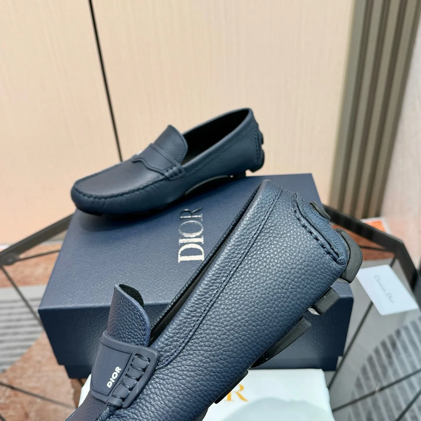 Men's shoes: 580💰 (Niu Li) (Dior Doudou shoes) Exclusive new model Official website new model The upper is made of high-quality imported calf, the color is delicate, and the luxurious texture flows. Tailor-made for exquisite men, creating a noble aura. Delicate and smooth lines. Cowhide lining. Size: 38-44, 45 customized. Outdoor driving shoes for experienced drivers🚗